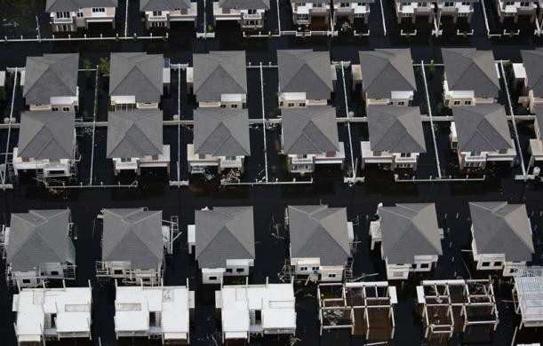 Nước lũ vây quanh một khu dân cư ở Bangkok