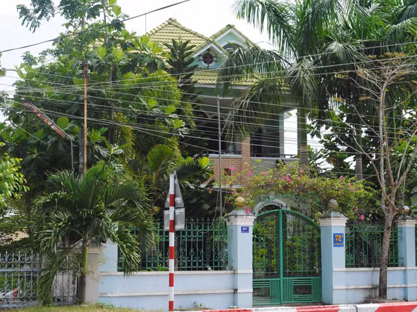 Căn biệt thự của ông Lèo . Căn biệt thự của ông Lèo