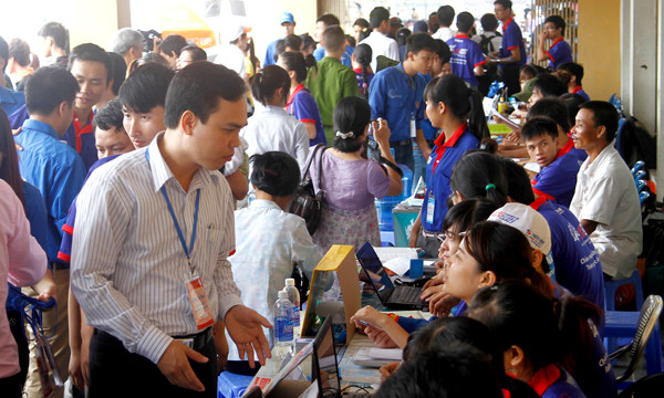 Anh Nguyễn Hồng Dân, Phó Bí thư Thành Đoàn Hà Nội, Chủ tịch Hội LHTN Việt Nam TP. Hà Nội động viên các bạn tình nguyện viên tại bến xe Giáp Bát