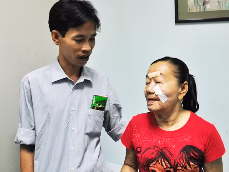 Với mẫu bệnh phẩm được gửi sang Mỹ giải phẫu bệnh, các bác sĩ hy vọng sẽ tìm được nguyên nhân gây lão hóa cho bệnh nhân 26 tuổi Nguyễn Thị Phượng. Ảnh: Cao Lâm