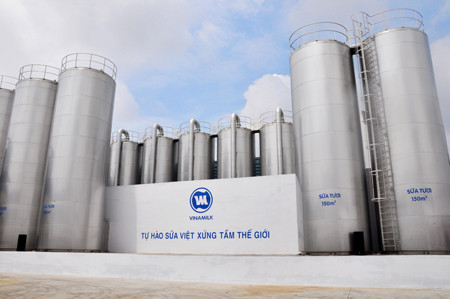 Hệ thống bồn lạnh chứa sữa có sức chứa lớn nhất Việt Nam hiện nay của nhà máy sữa (Ảnh: Hà Mai)