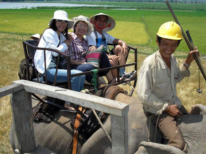 Giáng Son cùng đồng nghiệp cưỡi voi ở Tây Nguyên (ảnh do nhạc sĩ cung cấp)