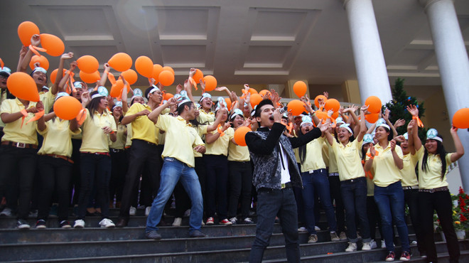 Phần trình diễn sôi động ca khúc 