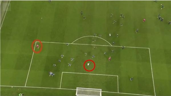 Một trọng tài chạy vội ra nhặt quả bóng, còn Saka đứng một mình, cô độc, giữa rất nhiều bóng áo xanh. Ảnh: GMS. Một trọng tài chạy vội ra nhặt quả bóng, còn Saka đứng một mình, cô độc, giữa rất nhiều bóng áo xanh. Ảnh: GMS.