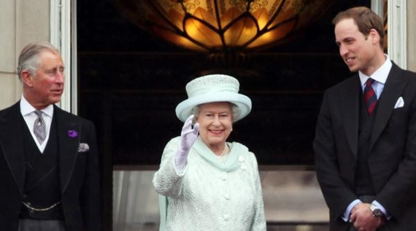 Nữ hoàng Elizabeth II cùng Thái tử Charles và Hoàng tử William trong Đại lễ Kim cương (năm sau sẽ là Đại lễ Bạch kim). Ảnh: Dan Kitwood/ Getty.