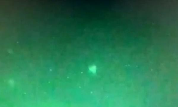 Vật thể bay này có hình rất lạ, giống như Kim Tự Tháp. Ảnh: Jeremy Corbell. Vật thể bay này có hình rất lạ, giống như Kim Tự Tháp. Ảnh: Jeremy Corbell.