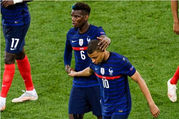 Paul Pogba an ủi Kylian Mbappe sau khi đội tuyển Pháp thua trận. Ảnh: Marcio Machado/ Getty Images.