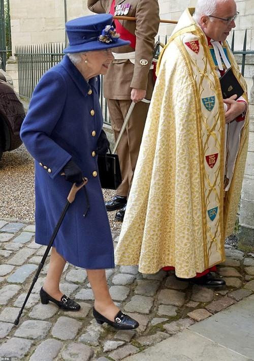 Có thể vì đi trên nền không bằng phẳng nên Nữ hoàng quyết định dùng gậy chống. Ảnh: PA. Có thể vì đi trên nền không bằng phẳng nên Nữ hoàng quyết định dùng gậy chống. Ảnh: PA.