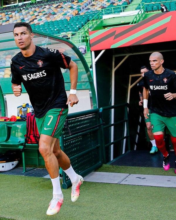 Số tiền mà Ronaldo kiếm được từ mạng xã hội được cho là còn nhiều hơn lương cầu thủ của anh. Ảnh: Instagram. Số tiền mà Ronaldo kiếm được từ mạng xã hội được cho là còn nhiều hơn lương cầu thủ của anh. Ảnh: Instagram.