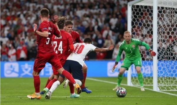 Sterling đem về cho đội Anh một quả penalty rất gây tranh cãi. Ảnh: Getty. Sterling đem về cho đội Anh một quả penalty rất gây tranh cãi. Ảnh: Getty.
