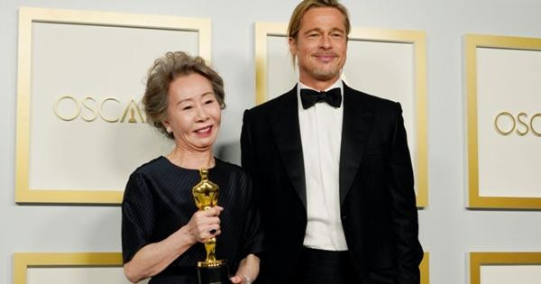 Diễn viên Youn Yuh Jung và Brad Pitt. Ảnh: Newsbinding.