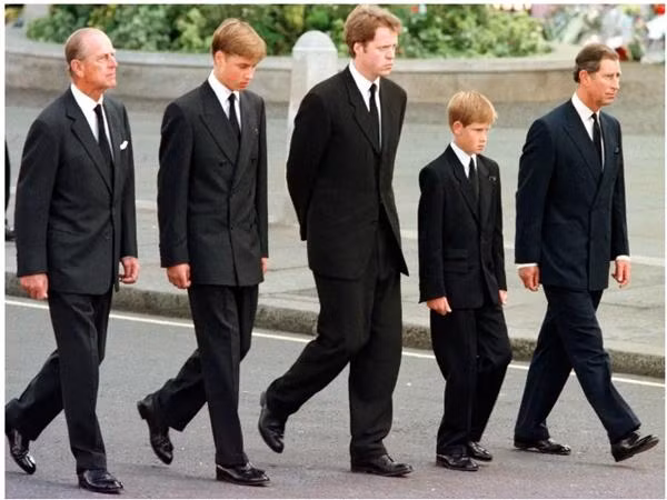 William (thứ hai từ trái sang) và Harry (thứ hai từ phải sang) trong tang lễ mẹ. Ảnh: JEFF J. MITCHELL/ AFP/ Getty Images.