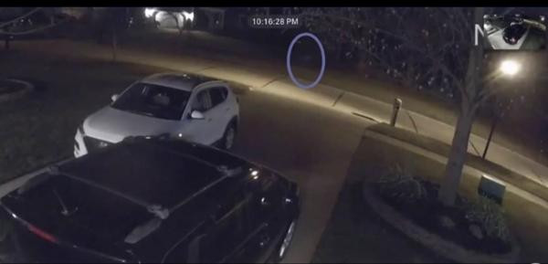 "Đứa trẻ" dường như xuất hiện từ một khoảng tối tăm. Ảnh: WKYC. "Đứa trẻ" dường như xuất hiện từ một khoảng tối tăm. Ảnh: WKYC.