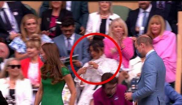 Priyanka lúi húi chỉnh khăn, không vỗ tay khi William - Kate đi vào. Ảnh: ITN. Priyanka lúi húi chỉnh khăn, không vỗ tay khi William - Kate đi vào. Ảnh: ITN.