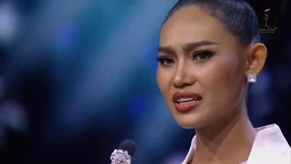 Han Lay rơi nước mắt khi nói về đất nước mình trên sân khấu cuộc thi Hoa hậu Hòa bình Thế giới hồi cuối tháng 3. Ảnh: Independent.