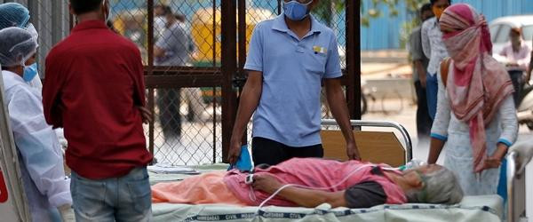 Bên ngoài một bệnh viện lớn ở thành phố Ahmedabad, các xe cấp cứu chở bệnh nhân phải đợi nhiều giờ liền. Ảnh: The Washington Post.