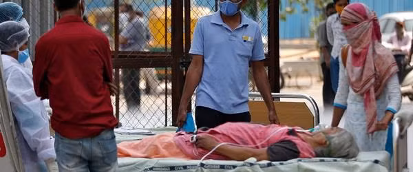 Bên ngoài một bệnh viện lớn ở thành phố Ahmedabad, các xe cấp cứu chở bệnh nhân phải đợi nhiều giờ liền. Ảnh: The Washington Post.