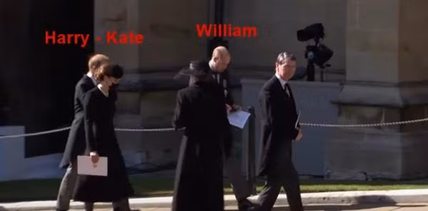 Dù William đi trước, Kate vẫn đi chậm lại để chờ Harry và nói chuyện với em chồng. (Ảnh chụp màn hình).