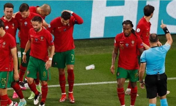 Có lẽ một (vài) cái cốc đã trúng vào đầu Ronaldo. Ảnh: The Sun. Có lẽ một (vài) cái cốc đã trúng vào đầu Ronaldo. Ảnh: The Sun.