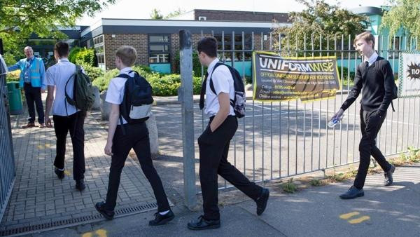 Học sinh đến trường Gable Hall. Ảnh minh họa: Alamy.