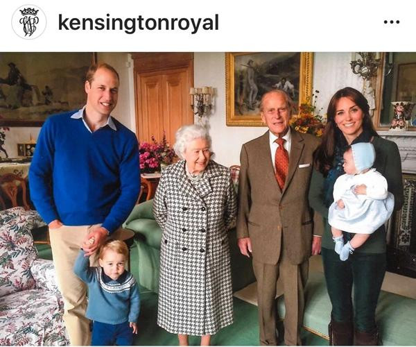 Nữ hoàng và Hoàng thân Philip chụp cùng vợ chồng William - Kate cùng hai con của họ. Ảnh: Kensington Royal. Nữ hoàng và Hoàng thân Philip chụp cùng vợ chồng William - Kate cùng hai con của họ. Ảnh: Kensington Royal.