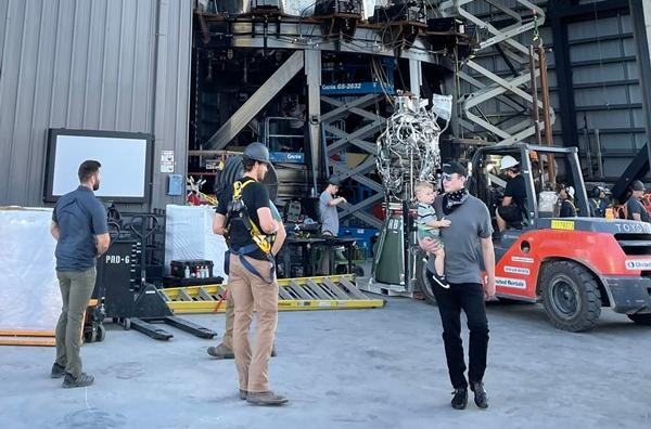 Elon bế con trai đến thăm nơi lắp ráp động cơ tên lửa vào ngày hôm qua. Ảnh: Twitter. Elon bế con trai đến thăm nơi lắp ráp động cơ tên lửa vào ngày hôm qua. Ảnh: Twitter.