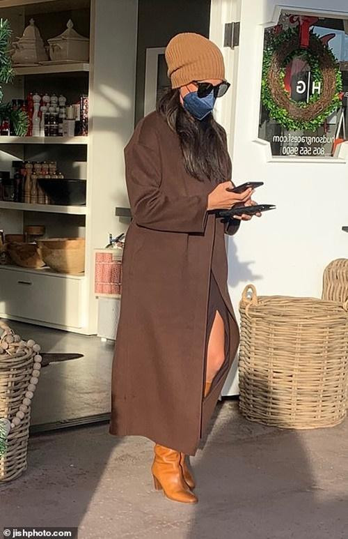 Meghan được nhận xét là "khách hàng mặc đẹp nhất khu vực". Ảnh: jishphoto.