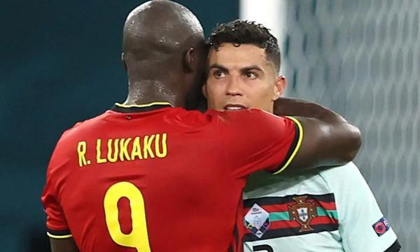 Một hình ảnh đẹp của trận Bỉ - Bồ Đào Nha chính là khi 2 cầu thủ đối địch tưởng "không đội trời chung" lại ôm nhau sau trận đấu. Ảnh: GMS. Một hình ảnh đẹp của trận Bỉ - Bồ Đào Nha chính là khi 2 cầu thủ đối địch tưởng "không đội trời chung" lại ôm nhau sau trận đấu. Ảnh: GMS.