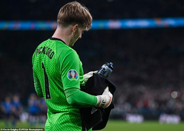 Pickford đọc chai nước trước khi bắt penalty. Ảnh: Kevin Quigley/ EURO20 Newspapers.