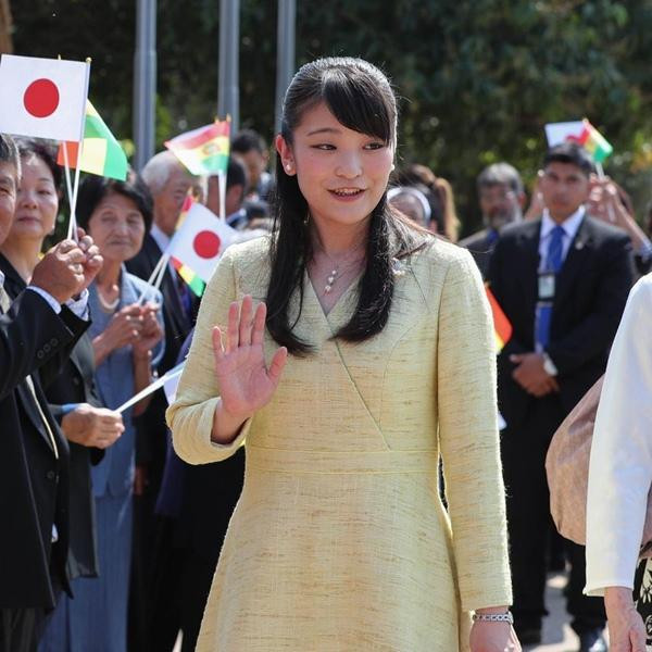 Khi còn ở Hoàng gia, Mako luôn mặc những bộ váy được thiết kế chuẩn mực, tóc chải cẩn thận. Ảnh: Gettotext. Khi còn ở Hoàng gia, Mako luôn mặc những bộ váy được thiết kế chuẩn mực, tóc chải cẩn thận. Ảnh: Gettotext.