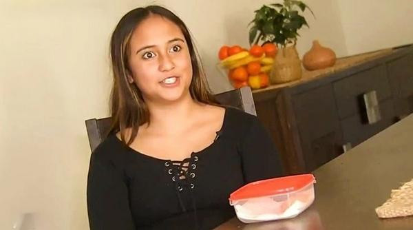 Rylee đem miếng bim bim đến chương trình truyền hình. Ảnh: Nine. Rylee đem miếng bim bim đến chương trình truyền hình. Ảnh: Nine.