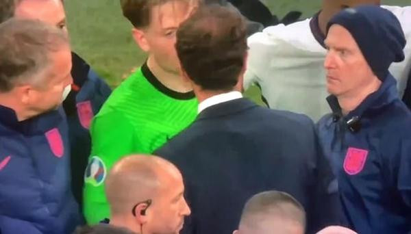 Dường như ông Southgate đã chọn thủ môn Pickford làm cầu thủ sút luân lưu thứ 6. Ảnh: Twitter.