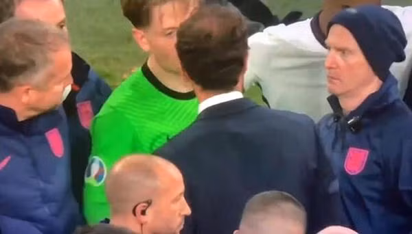 Dường như ông Southgate đã chọn thủ môn Pickford làm cầu thủ sút luân lưu thứ 6. Ảnh: Twitter.