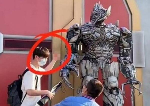 Một khách tham quan giơ "ngón tay thối" về phía robot để chụp ảnh. Ảnh: Asia One. Một khách tham quan giơ "ngón tay thối" về phía robot để chụp ảnh. Ảnh: Asia One.