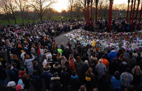 Hàng ngàn người đã tới để tưởng nhớ Sarah. Ảnh: Getty Images. Hàng ngàn người đã tới để tưởng nhớ Sarah. Ảnh: Getty Images.