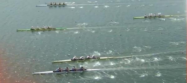 Thuyền của đội Anh bất ngờ lấn sang và lao sát vào thuyền đội Ý. Ảnh: Mail Online. Thuyền của đội Anh bất ngờ lấn sang và lao sát vào thuyền đội Ý. Ảnh: Mail Online.