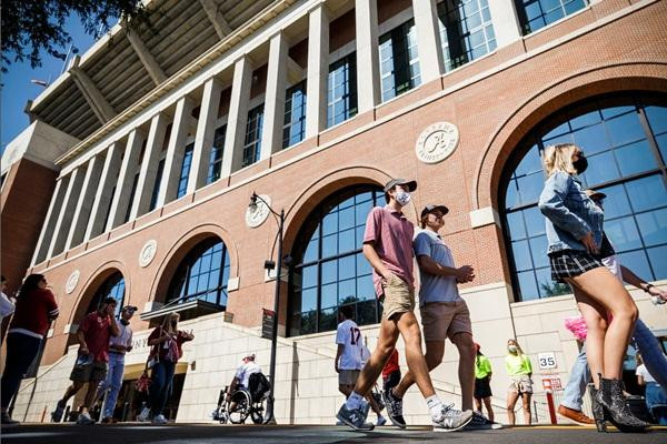 Còn nữa, không phải du học sinh nào cũng có điều kiện tiêm đủ các liều vắc-xin COVID-19 trước khi nhập học tại Mỹ. Ảnh: Vasha Hunt/ AP. Còn nữa, không phải du học sinh nào cũng có điều kiện tiêm đủ các liều vắc-xin COVID-19 trước khi nhập học tại Mỹ. Ảnh: Vasha Hunt/ AP.