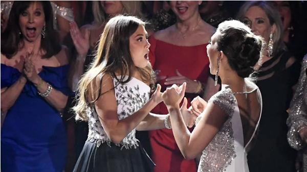 Emma (trái) không thể tin nổi khi mình được xướng tên là Hoa hậu (người bên phải là Hoa hậu Alabama). Ảnh: Jessica Hill/ AP.