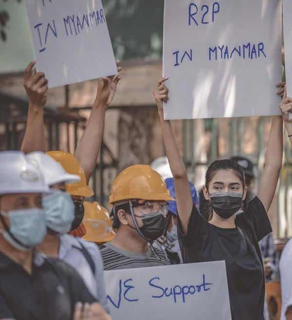 Thuzar (áo đen) tham gia phản đối ở Myanmar. Ảnh: Instagram. Thuzar (áo đen) tham gia phản đối ở Myanmar. Ảnh: Instagram.