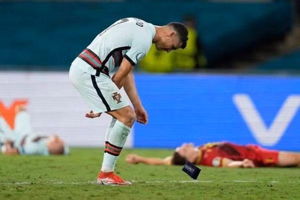 Ronaldo ném băng đội trưởng sau khi Bồ Đào Nha thua Bỉ. Ảnh: Mirror/ Getty Images. Ronaldo ném băng đội trưởng sau khi Bồ Đào Nha thua Bỉ. Ảnh: Mirror/ Getty Images.