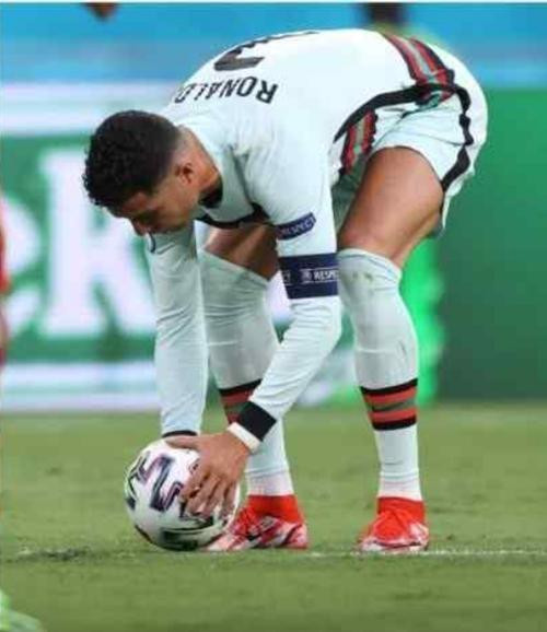 Ronaldo vẫn không ghi được bàn từ một cú sút phạt trực tiếp. Ảnh: World News Here.