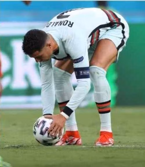 Ronaldo vẫn không ghi được bàn từ một cú sút phạt trực tiếp. Ảnh: World News Here.