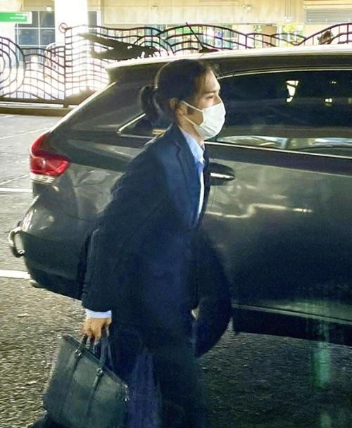 Anh Komuro buộc tóc, trông phong cách khá khác với hồi ở Nhật. Ảnh: The Yomiuri Shimbun. Anh Komuro buộc tóc, trông phong cách khá khác với hồi ở Nhật. Ảnh: The Yomiuri Shimbun.