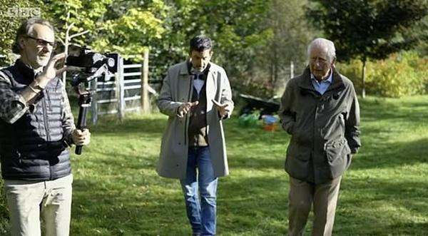 Charles (phải) trong khu vườn mà ông đặt tên là Khu rừng của Hoàng tử George. Ảnh: BBC. Charles (phải) trong khu vườn mà ông đặt tên là Khu rừng của Hoàng tử George. Ảnh: BBC.