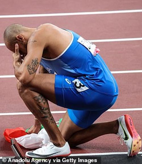 Jacobs xúc động sau khi lập kỷ lục ở Olympic Tokyo 2020. Ảnh: Anadolu Agency/ Getty Images. Jacobs xúc động sau khi lập kỷ lục ở Olympic Tokyo 2020. Ảnh: Anadolu Agency/ Getty Images.
