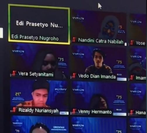 Thầy giáo luôn tắt camera khi dạy học qua Zoom. Ảnh: @Ecce**. Thầy giáo luôn tắt camera khi dạy học qua Zoom. Ảnh: @Ecce**.