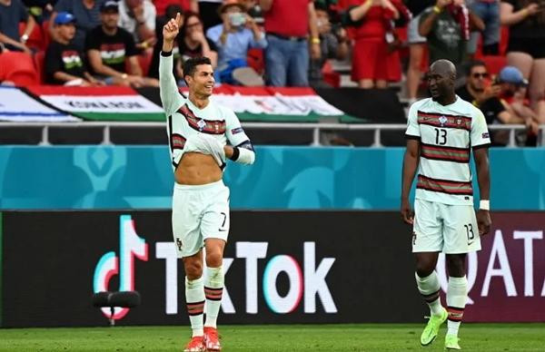 Trên mạng xã hội thì Ronaldo vẫn là vô địch. Ảnh: Sportskeeda. Trên mạng xã hội thì Ronaldo vẫn là vô địch. Ảnh: Sportskeeda.