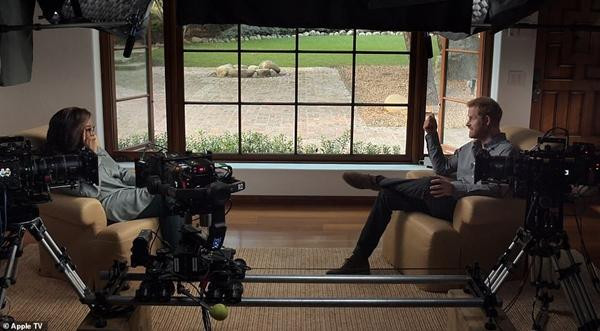 Harry mới chia sẻ thêm nhiều chuyện về vợ và gia đình anh. Ảnh: Apple TV.