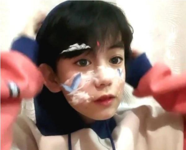 Fu giả nam và đã lọt qua vòng sơ tuyển, được tham gia chương trình huấn luyện để thành lập nhóm nhạc nam. Ảnh: Weibo. Fu giả nam và đã lọt qua vòng sơ tuyển, được tham gia chương trình huấn luyện để thành lập nhóm nhạc nam. Ảnh: Weibo.