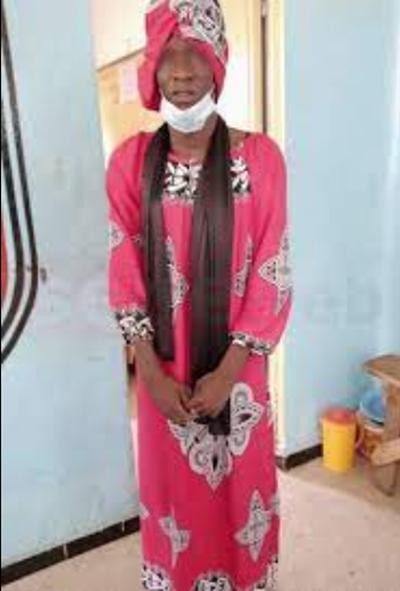 Khadim đóng giả làm người yêu mình để đi thi hộ. Ảnh: Archyde. Khadim đóng giả làm người yêu mình để đi thi hộ. Ảnh: Archyde.